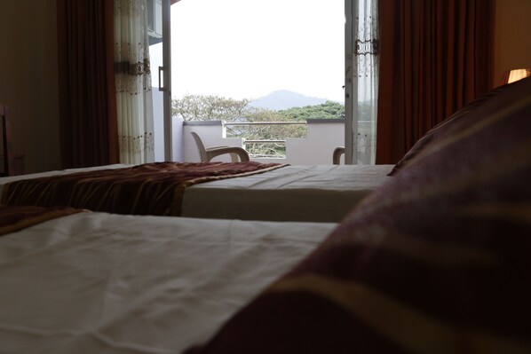 Bureau, fer et planche à repasser, lits pliants/supplémentaires gratuits