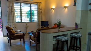 Apartamento, 1 habitación | Zona de estar | Una televisión