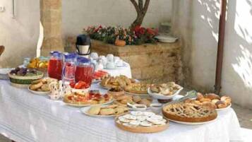 Colazione a buffet, servita tutte le mattine (10 EUR a persona)