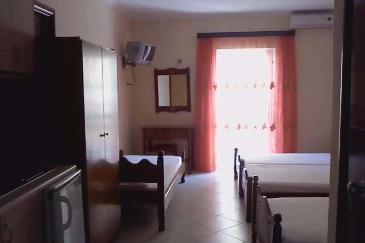 Monolocale (Ground Floor) | Area soggiorno | TV a schermo piatto