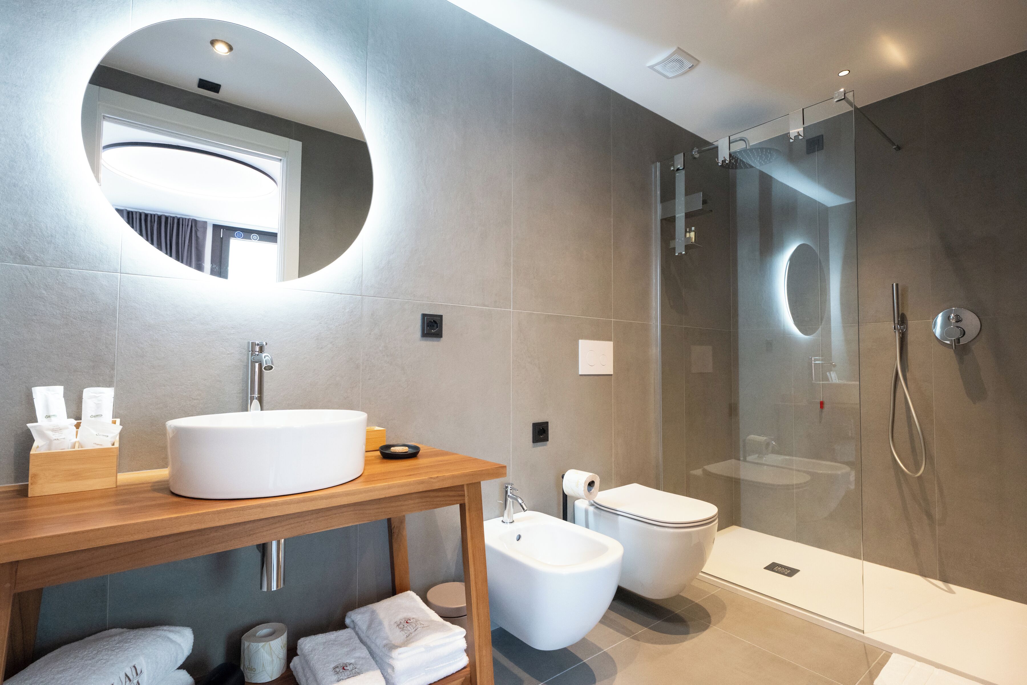 Double Room, Partial Lake View | Bathroom | Shower, rainfall showerhead, designer toiletries, hair dryer