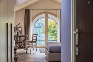 Suite junior, vistas al lago | Sábanas italianas Frette y ropa de cama de alta calidad