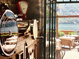 Se sirve cocina local (con vistas al jardín) 