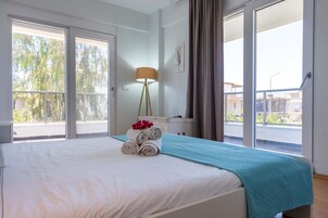 Myra - Duplex 3 Bed Apartment with Pool and 2 Showers | Premium bedding, desk, laptop workspace, iron/ironing board