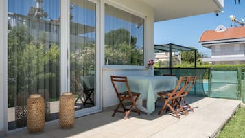 Luna - 2 Bed with Private Garden by the Pool | Terrasse/Patio