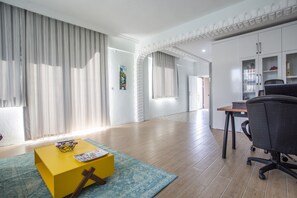 Luna - 2 Bed with Private Garden by the Pool | Vardagsrum | LCD-tv