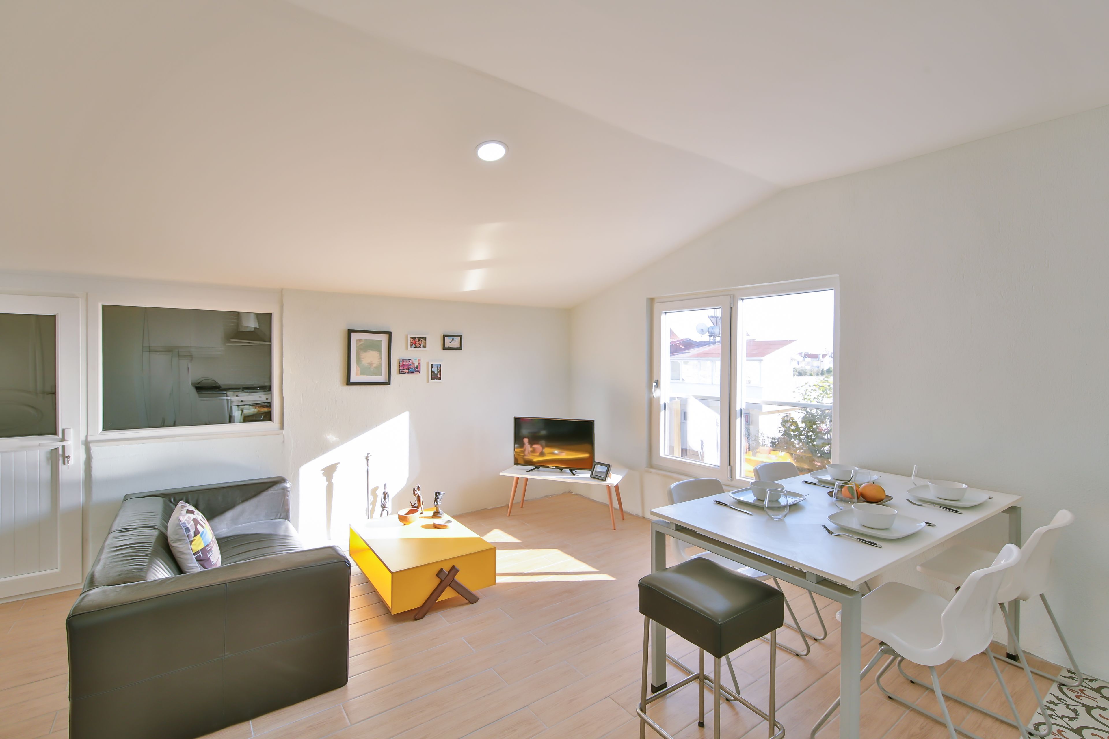 Amado - Duplex 2 Bed Apartment with Pool View and 2 Showers | 거실 공간 | LCD TV