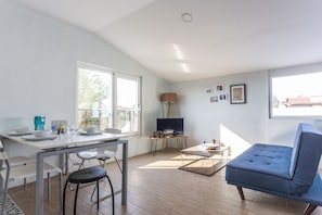 Myra - Duplex 3 Bed Apartment with Pool and 2 Showers | Living area
