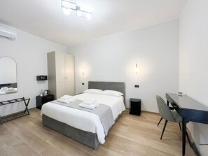 Premium bedding, down duvets, memory-foam beds, minibar - Avec Moi Roma (Rome)