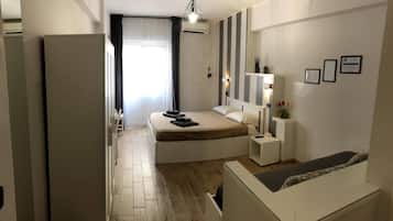 Luxe driepersoonskamer, Meerdere bedden, uitzicht op de stad | Luxe beddengoed, donsdekens, bedden met traagschuimmatrassen