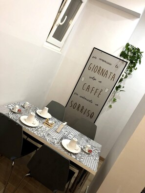 Free daily self-serve breakfast - Avec Moi Roma (Rome)