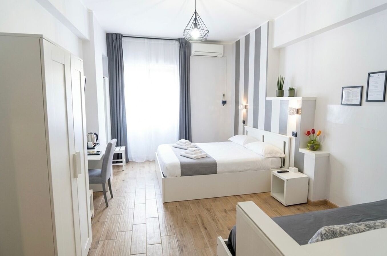 Tremannsrom – comfort, flere senger, byutsikt | Sengetøy av topp kvalitet, dundyner, memory foam-senger og minibar