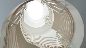 Escadaria em espiral com plataforma circular central e corrimão.