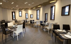 Café da manhã continental todos os dias (EUR 7.5 por pessoa) 