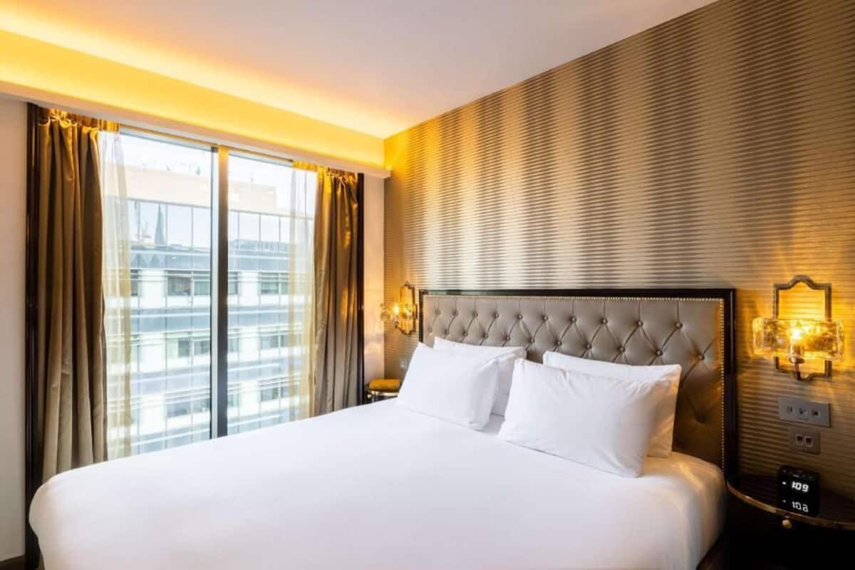 Allergiatestatut vuodevaatteet, tallelokero huoneessa, työpöytä