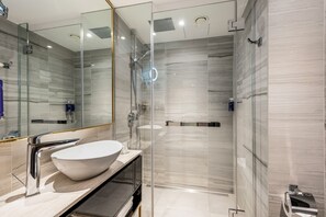Shower, free toiletries, hair dryer, towels - Leonardo Hotel London Aldgate - formerly Hotel Saint (London)