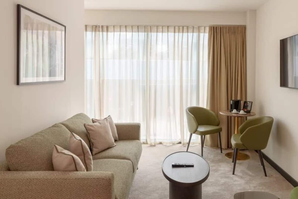 Suite (King Bed and Sofa Bed) | Ropa de cama hipoalergénica y caja de seguridad en la habitación