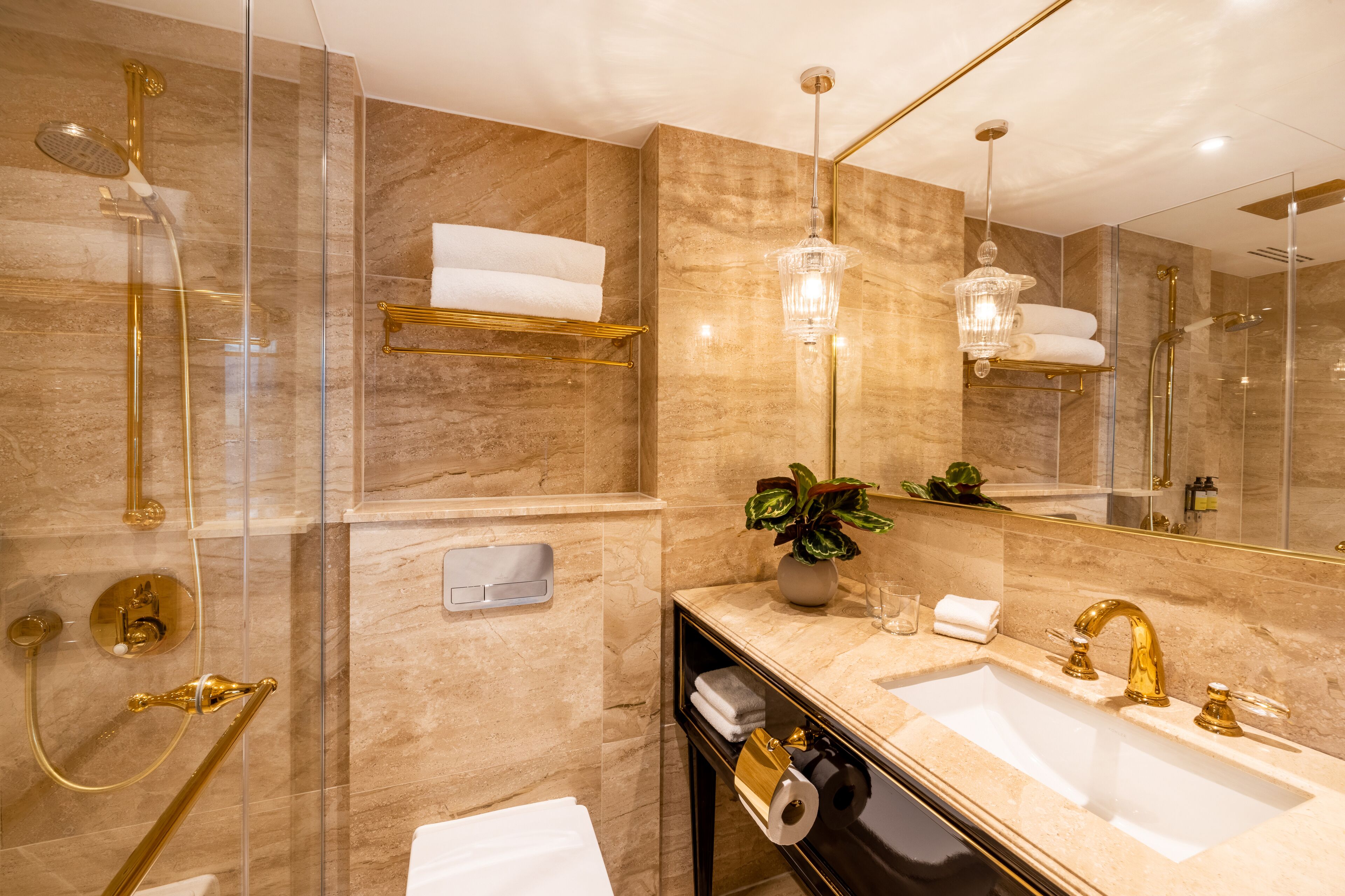 junior suite (spitel fyeld) | bathroom | shower, free toiletries, hair dryer, towels