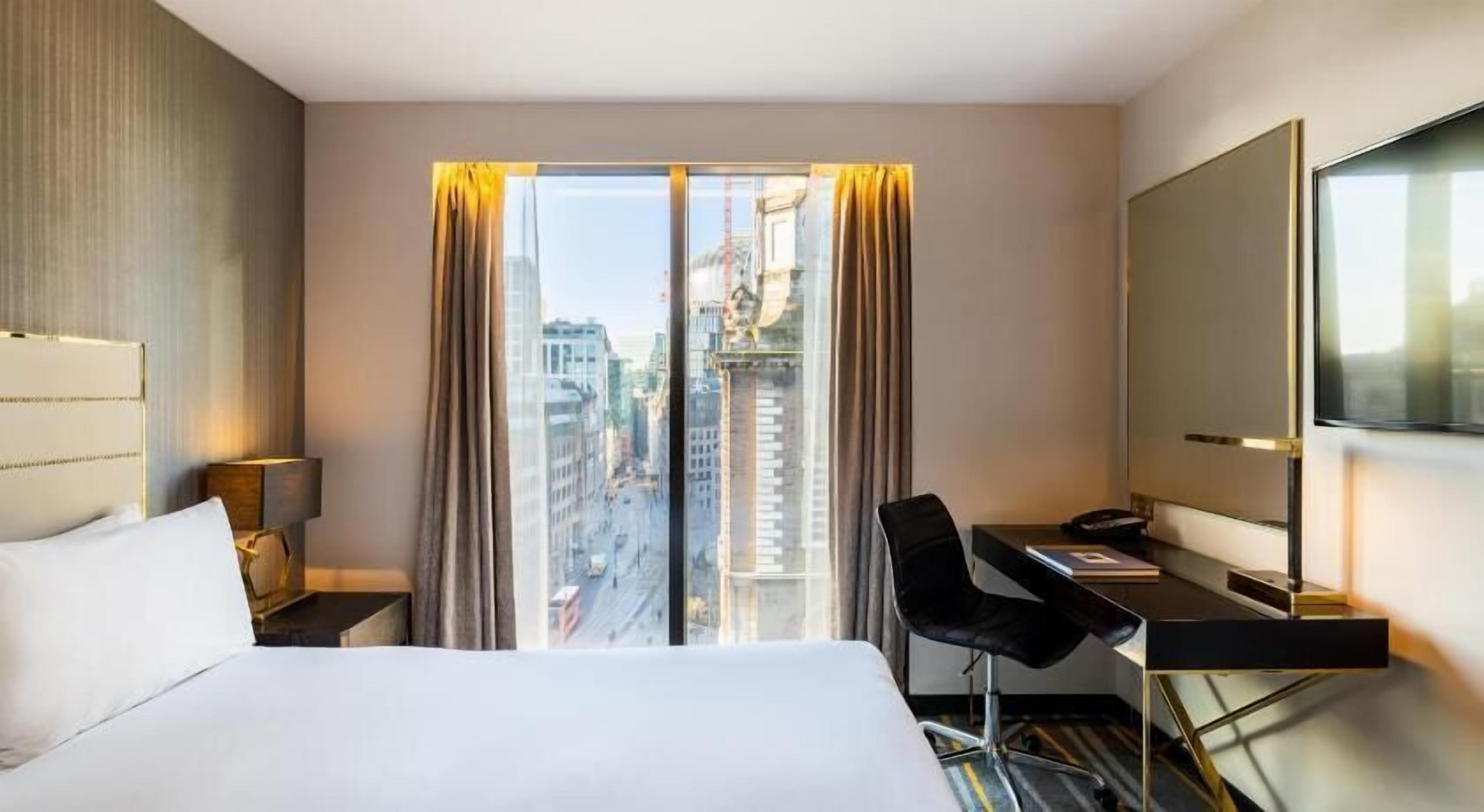 Allergiatestatut vuodevaatteet, tallelokero huoneessa, työpöytä