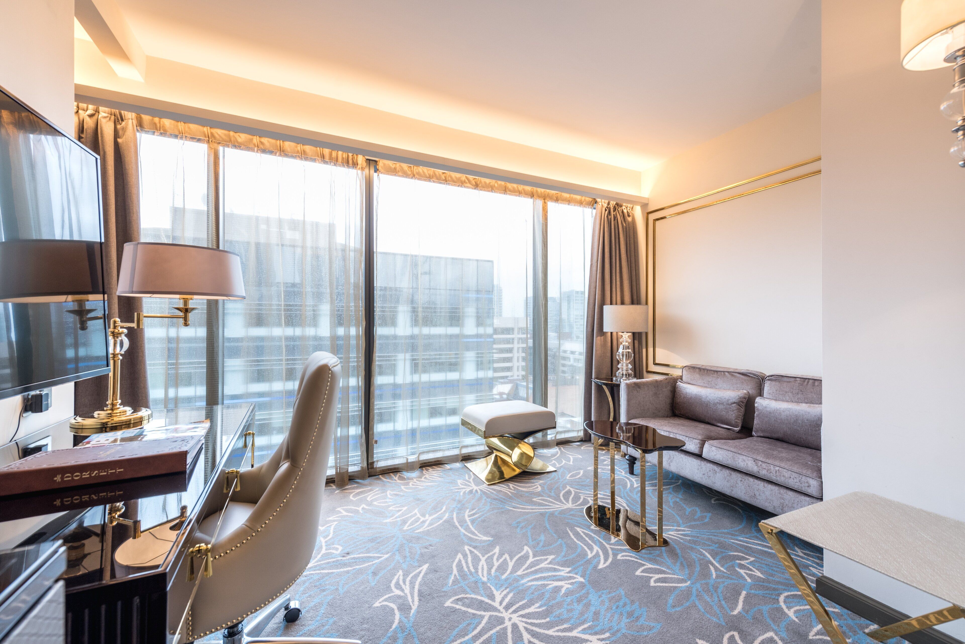 hypo-allergenic bedding, in-room safe, desk, soundproofing