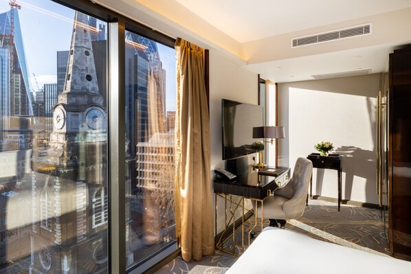 Seprai antialergi, brankas, meja kerja, dan kedap suara