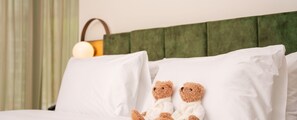 스위트 (King Bed and Sofa Bed) | 저자극성 침구, 객실 내 금고, 책상, 노트북 작업 공간