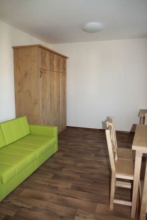 Apartment, Kitchenette (L) | Desk, soundproofing, rollaway beds, free WiFi - Šatlava Valtice (Valtice)