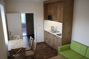 Apartment, Kochnische (L) | Eigene Kochnische | KĂŒhlschrank, Mikrowelle, Herdplatte, Wasserkocher mit Kaffee-/Teezubehör