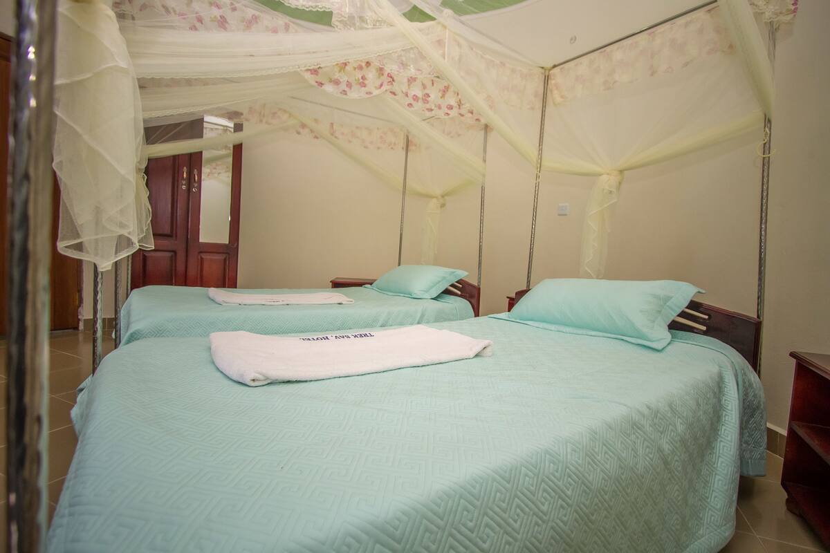 Family Cottage | Desk, free WiFi