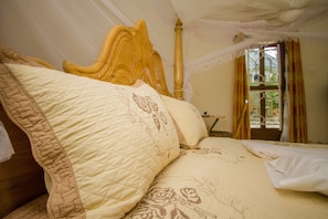 Cottage | Desk, free WiFi