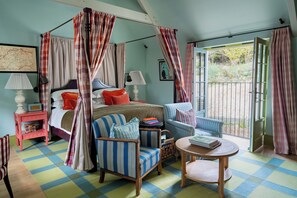 Premium bedding, minibar, in-room safe, individually decorated - Beaverbrook (Leatherhead)