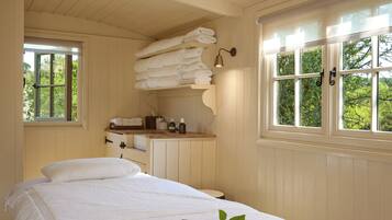 Sauna, höyrysauna, kasvohoitoja, refleksologiaa, ayurveda-hoitoja