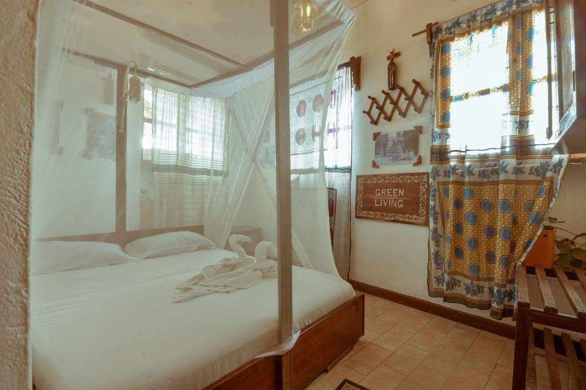 Escritorio, tabla de planchar con plancha, wifi gratis y ropa de cama