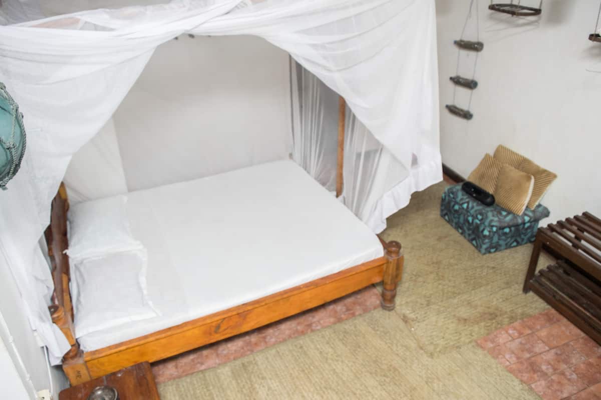 Escritorio, tabla de planchar con plancha, wifi gratis y ropa de cama