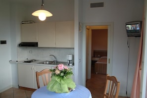 Full-sized fridge, stovetop, cookware/dishes/utensils - Residence Hotel Garden (Cannobio)