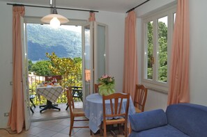 Leilighet, 1 soverom | Skrivebord for bærbar PC, strykejern/-brett og barnesenger