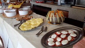 Full-sized fridge, stovetop, cookware/dishes/utensils - Residence Hotel Garden (Cannobio)