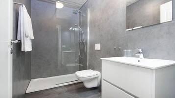 Shower, hair dryer, towels, shampoo