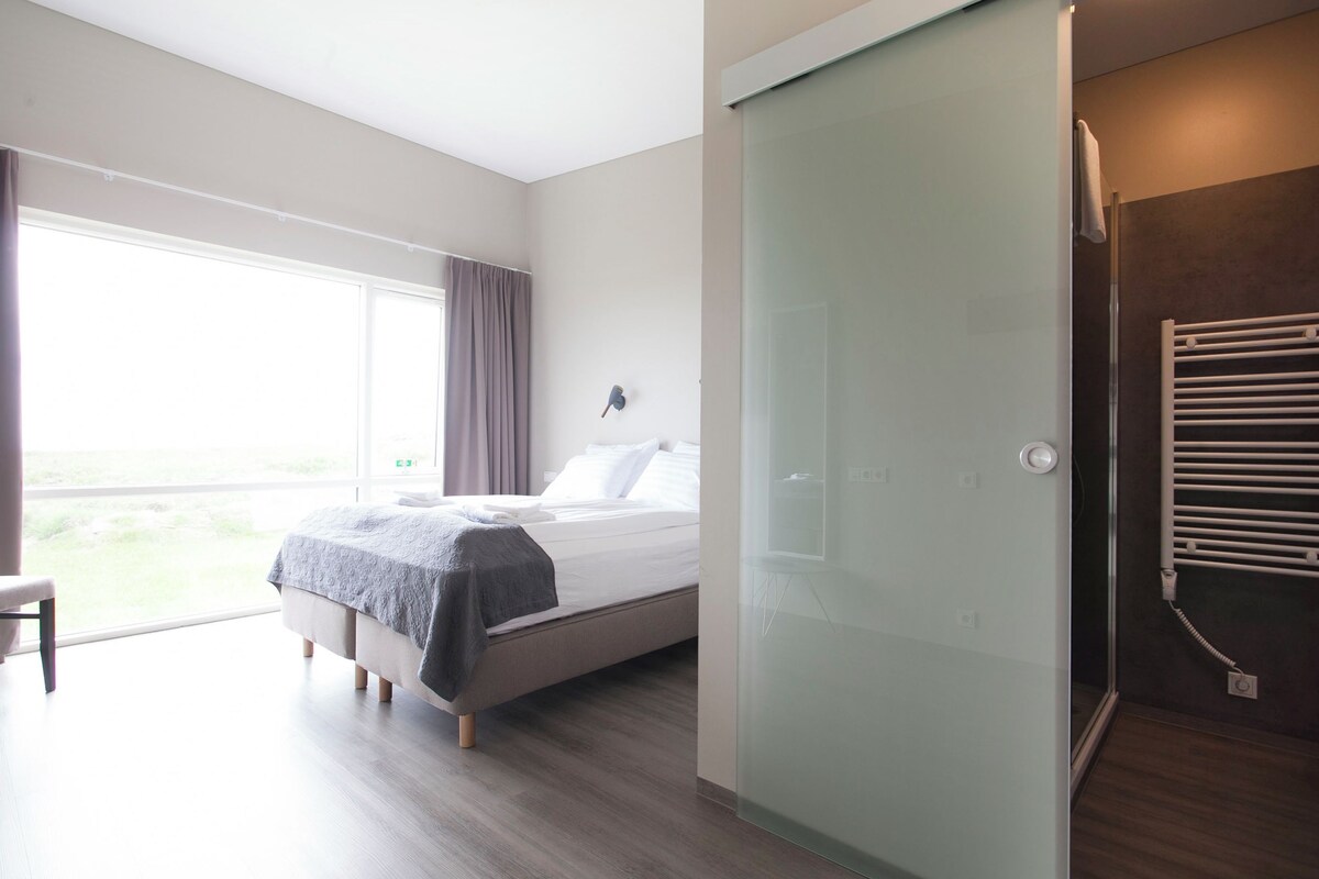 Phòng cách âm, trang trí khác biệt, bộ trải giường 