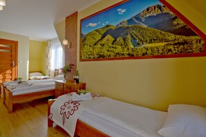 Habitación familiar, balcón, vistas a la montaña | Sábanas de algodón egipcio, ropa de cama de alta calidad, caja fuerte