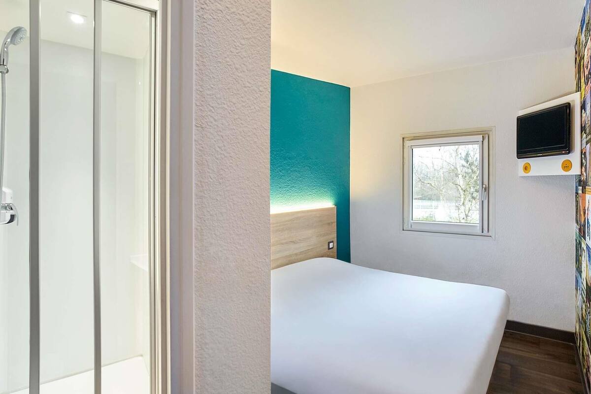 Room, 1 Double Bed, Private Bathroom | Desk, iron/ironing board, free cots/infant beds, free WiFi