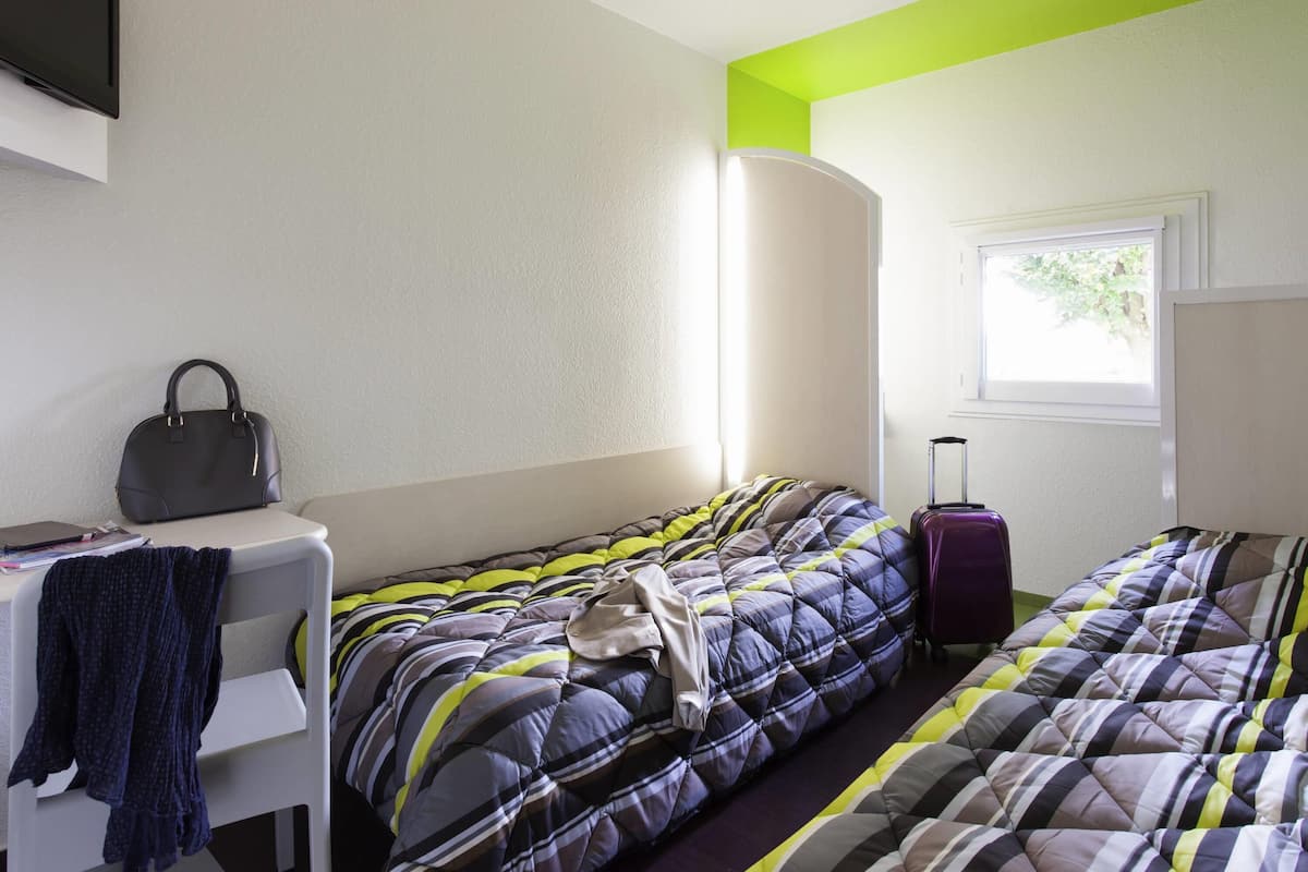 Room, 2 Twin Beds | Desk, iron/ironing board, free cribs/infant beds, free WiFi