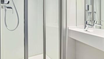 Kamer, 1 tweepersoonsbed, privébadkamer | Een bureau, een strijkplank/strijkijzer, gratis babybedden, gratis wifi
