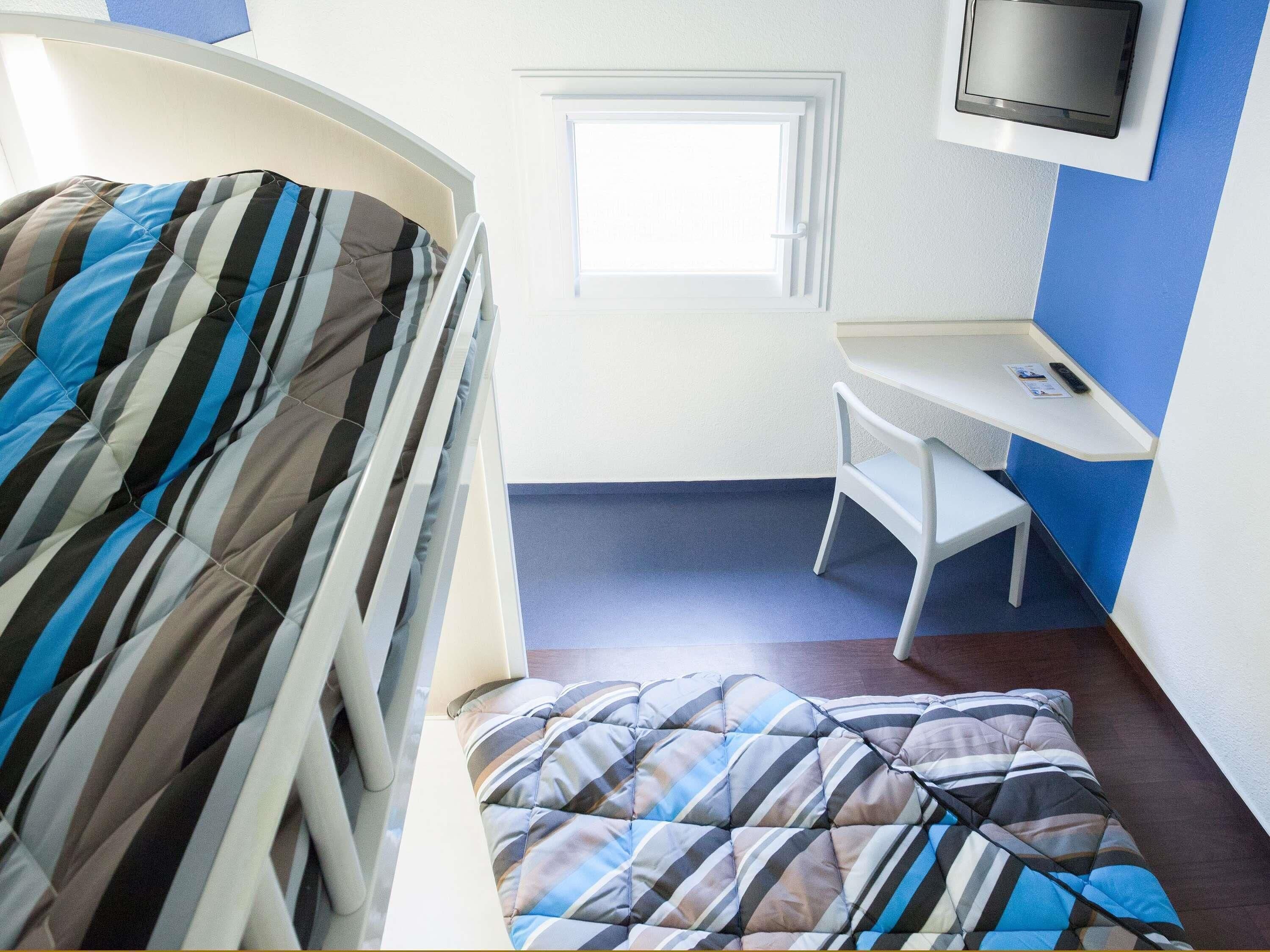 Room (Trio) | Desk, iron/ironing board, free cribs/infant beds, free WiFi