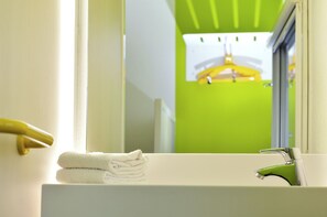 Room, 2 Single Beds | Bathroom
