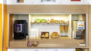 Breakfast buffet - hotelF1 Tours Nord (Tours)