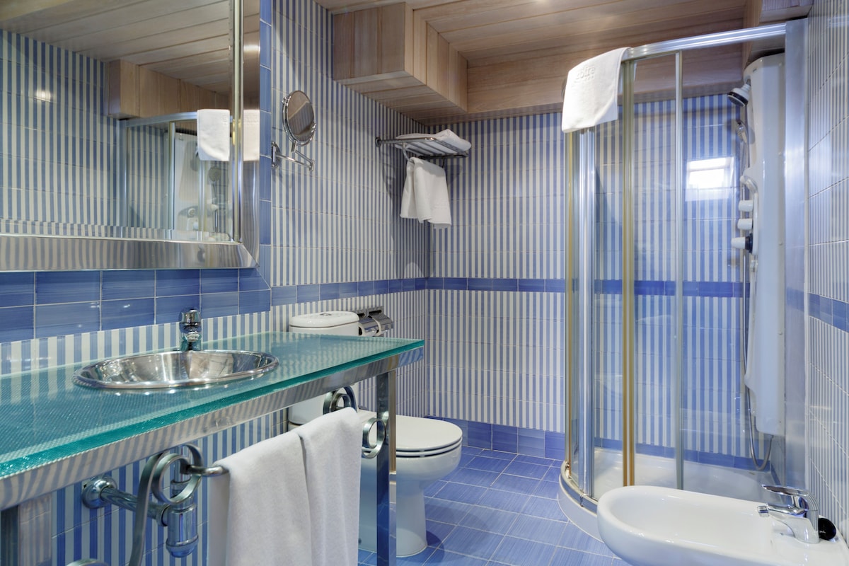 Bathroom | Free toiletries, hair dryer, bidet, towels