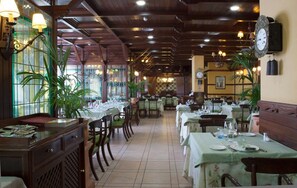 Lunch and dinner served, Regional cuisine - Hotel Azofra (Burgos)