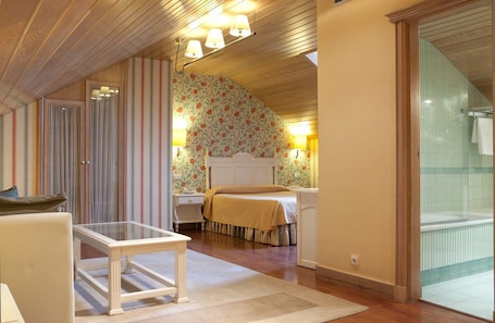 Minibar, in-room safe, desk, free cribs/infant beds. Hotel Azofra