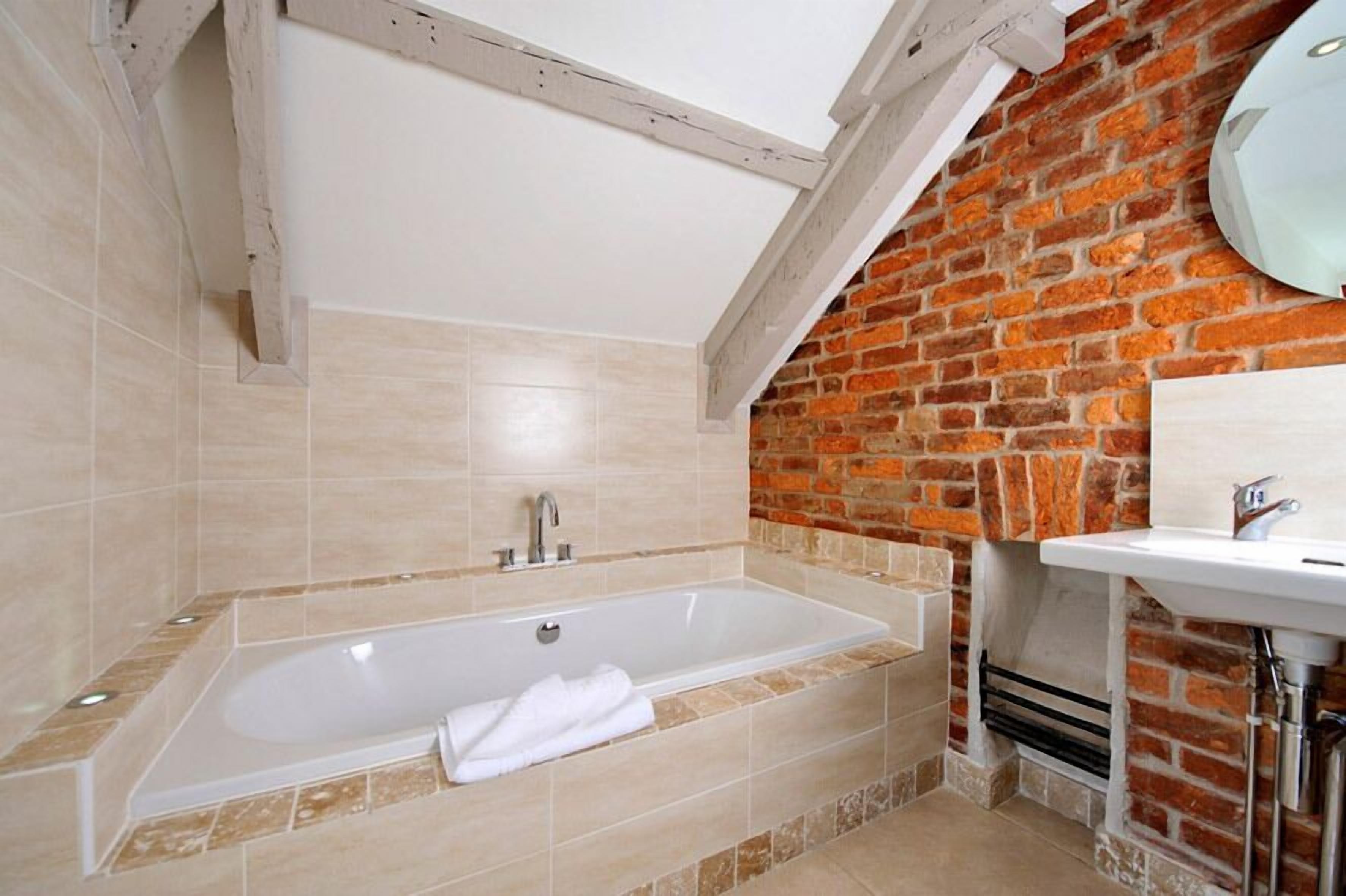 city double room | bathroom | free toiletries, hair dryer, towels